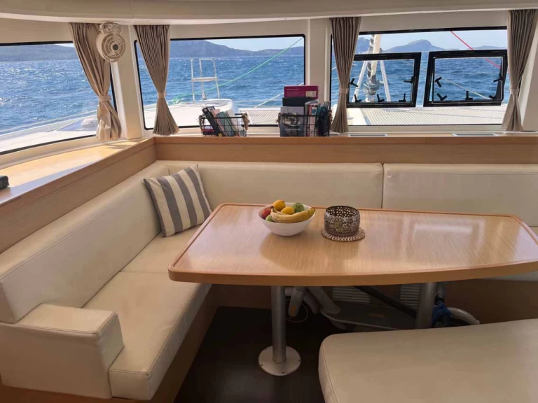 Wynajem Katamaran Lagoon z patentem 