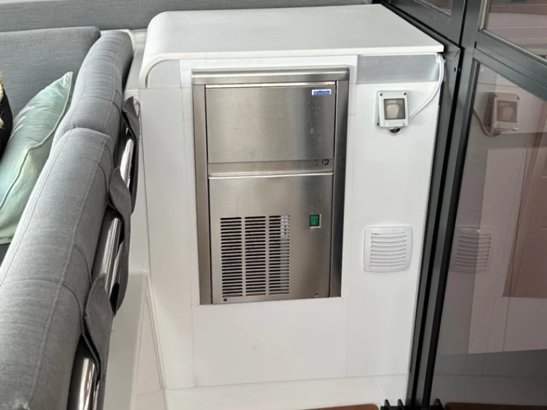 Wynajem Katamaran Fountaine Pajot z patentem 