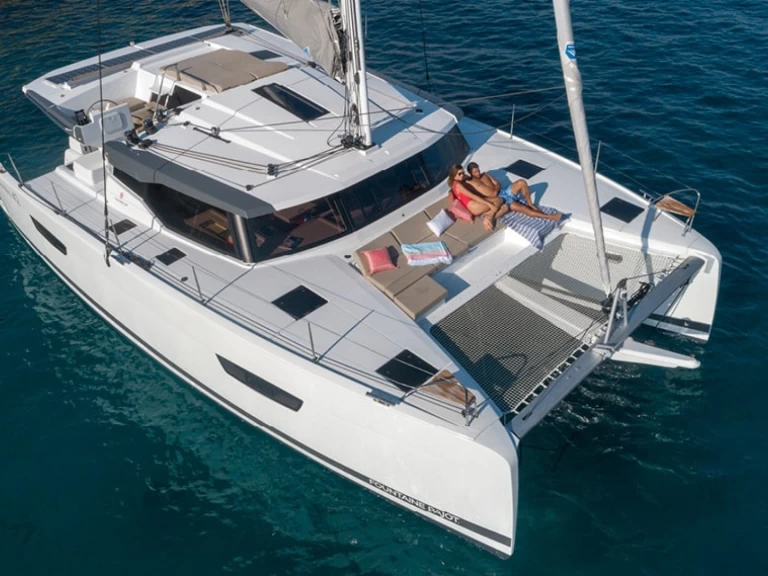 Fountaine Pajot Astrea 42 między profesjonalistami a osobami prywatnymi w Marsylia