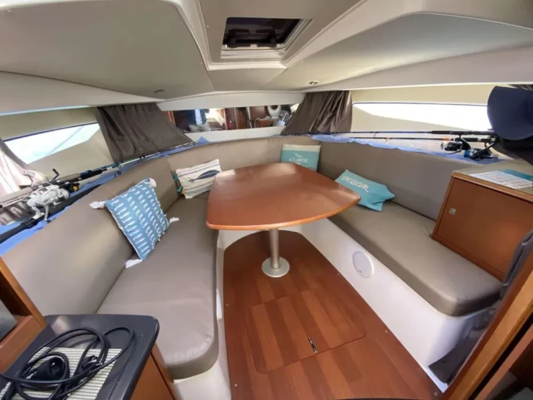 Wynajem Motorówka Jeanneau z patentem 