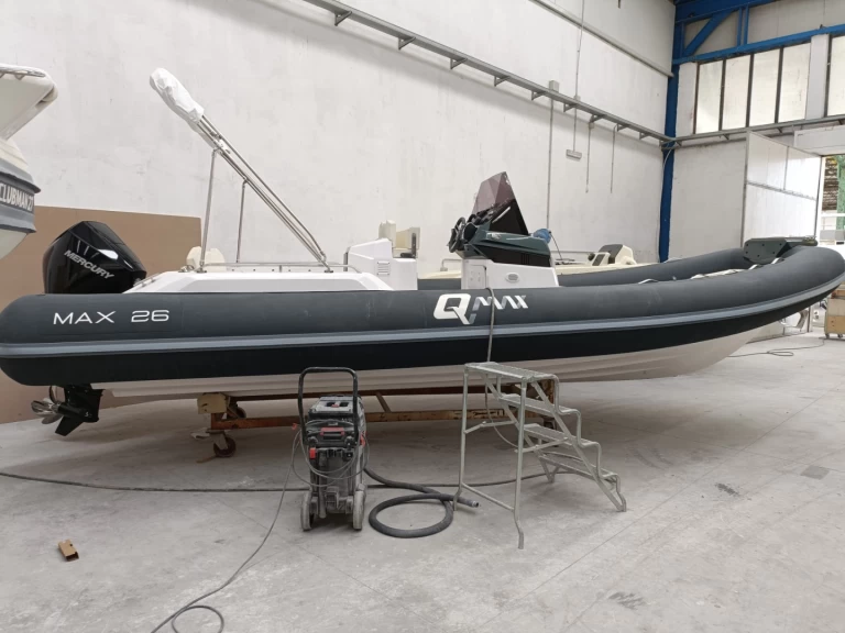 Qmax 26 Juniorboat  między profesjonalistami a osobami prywatnymi w Isola Vulcano