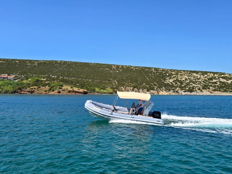 Łódż półsztywna do wynajmu w Novalja w najlepszej cenie