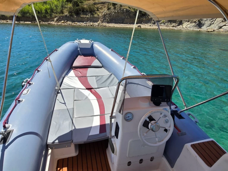 Wynajmij Novomar NM630 w Novalja