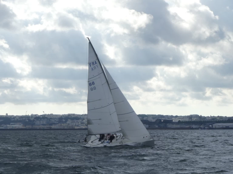 Wynajmij Bénéteau Beneteau 25 Platu w Brest