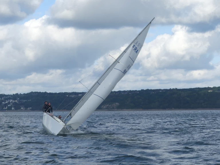 Wynajem Żaglowiec Bénéteau z patentem 