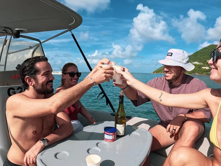 Łódż półsztywna do wynajmu w Saint Martin w najlepszej cenie