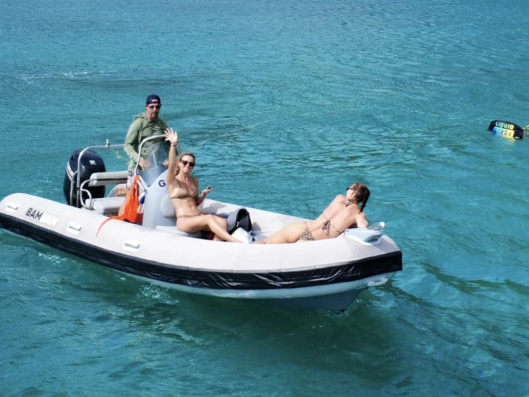 3D Tender Lux 550 między profesjonalistami a osobami prywatnymi w Saint Martin