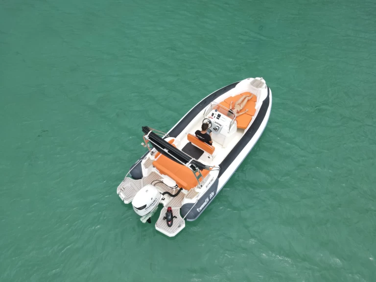 Łódż półsztywna do wynajmu w Porto-Vecchio w najlepszej cenie