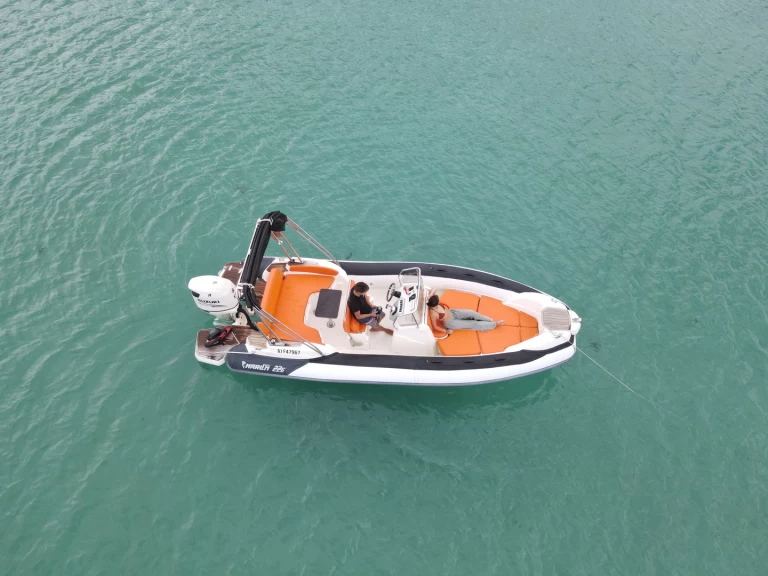 Marlin Boat Marlin Boat 226 FB między profesjonalistami a osobami prywatnymi w Porto-Vecchio