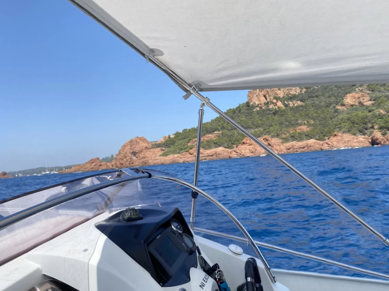 Bénéteau Flyer 650 Sun Deck między profesjonalistami a osobami prywatnymi w Mandelieu-la-Napoule