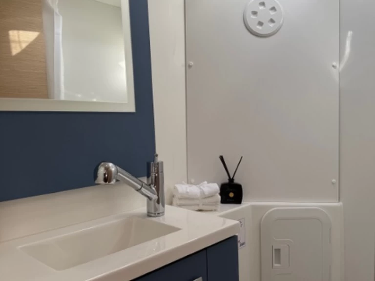 Wynajem Katamaran Fountaine Pajot z patentem 