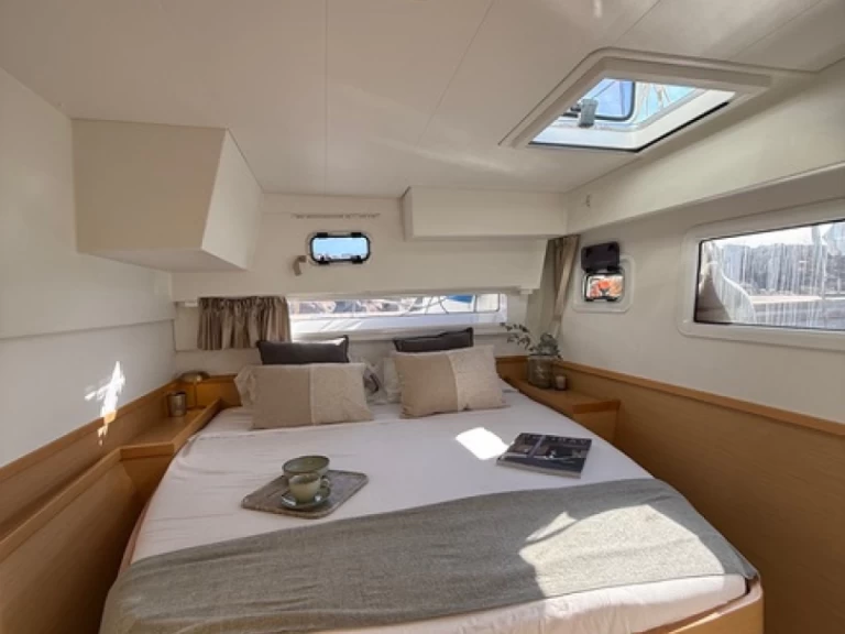 Lagoon Lagoon 42 między profesjonalistami a osobami prywatnymi w Sant Antoni de Portmany