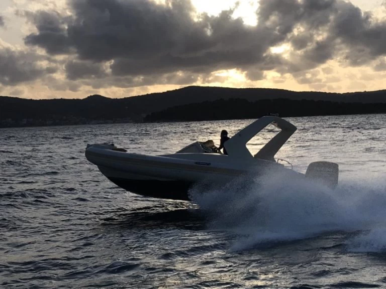 Wynajem Łódż półsztywna Solemar z patentem 