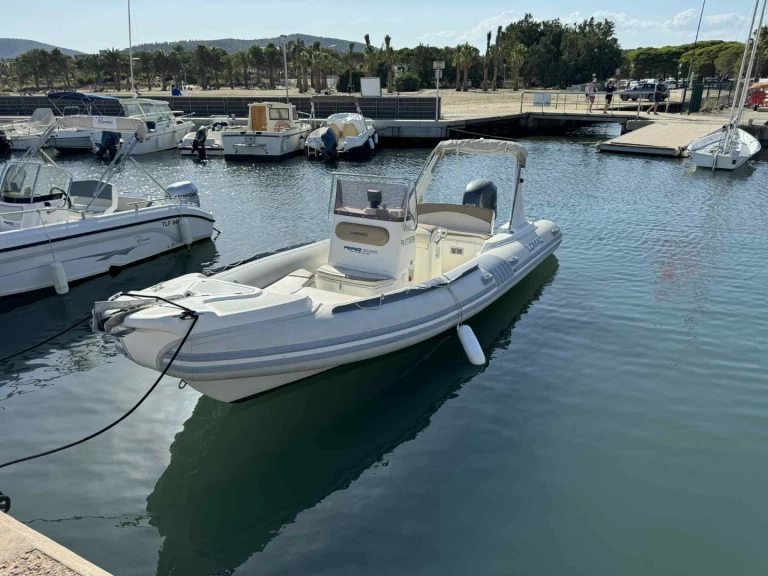 Wynajmij Lomac Lomac 710 IN w Hyeres
