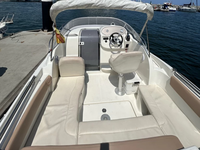 Jeanneau Leader 625 między profesjonalistami a osobami prywatnymi w l'Escala