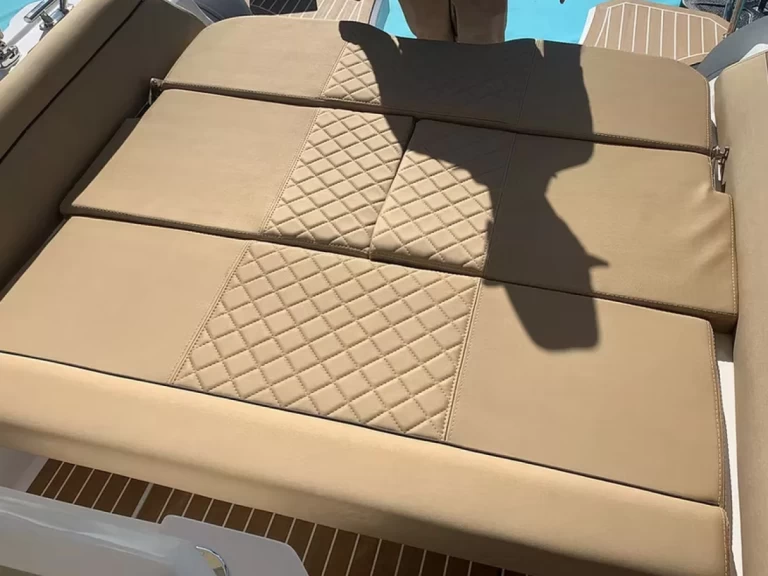 Łódż półsztywna do wynajmu w Juan-les-Pins w najlepszej cenie