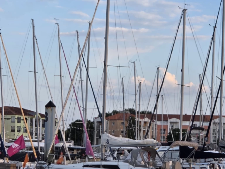 Wynajem Żaglowiec Bénéteau z patentem 