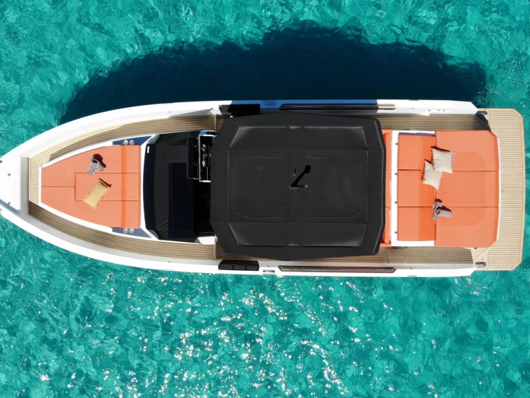 De Antonio d36 między profesjonalistami a osobami prywatnymi w Ibiza Town