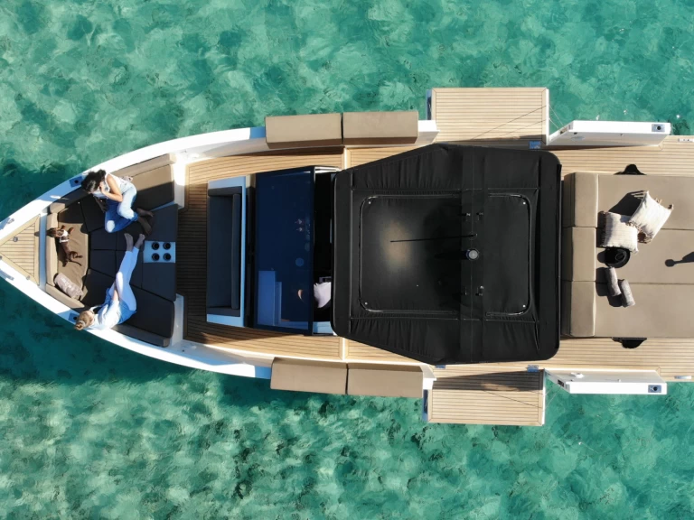 De Antonio D34 między profesjonalistami a osobami prywatnymi w Ibiza Town