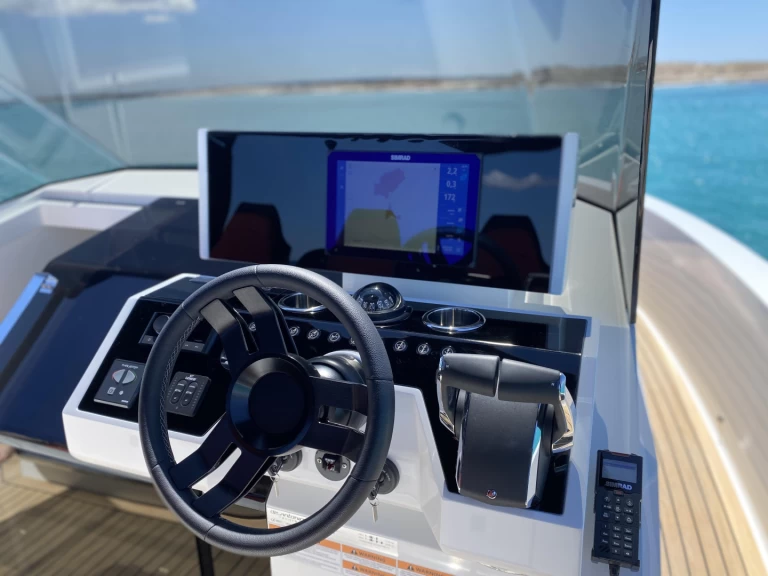 De Antonio d36 między profesjonalistami a osobami prywatnymi w Ibiza Town