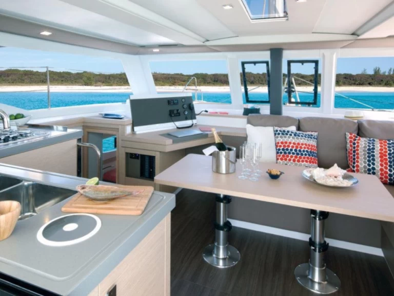 Wynajem Katamaran Fountaine Pajot z patentem 