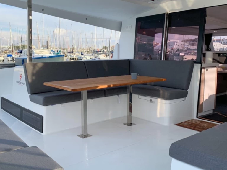 Fountaine Pajot Lucia 40 między profesjonalistami a osobami prywatnymi w Tivat
