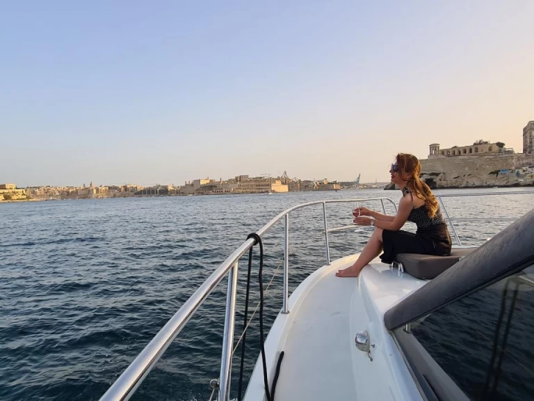 Wynajem Motorówka Jeanneau z patentem 