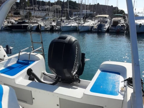 Wynajmij nelhi 750 w Malaga