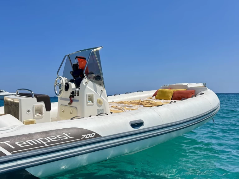 Capelli Tempest 700 między profesjonalistami a osobami prywatnymi w Port Cogolin