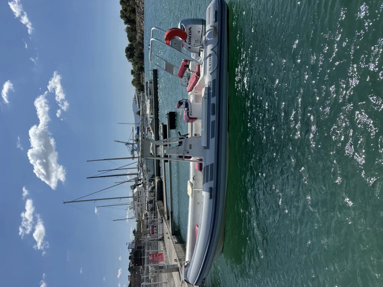 Łódż półsztywna do wynajmu w Marsylia w najlepszej cenie