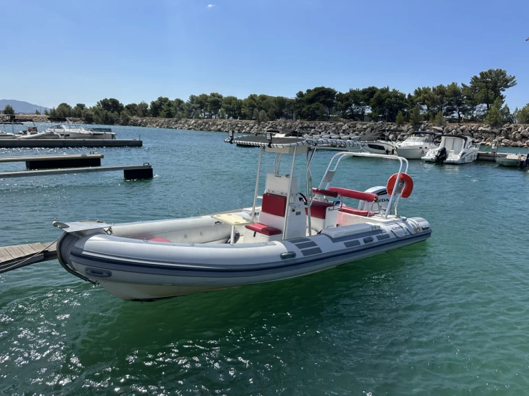 Caribe Caribe UB24 między profesjonalistami a osobami prywatnymi w Marsylia