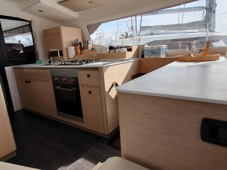 Fountaine Pajot Aura 51 między profesjonalistami a osobami prywatnymi w Donji Seget
