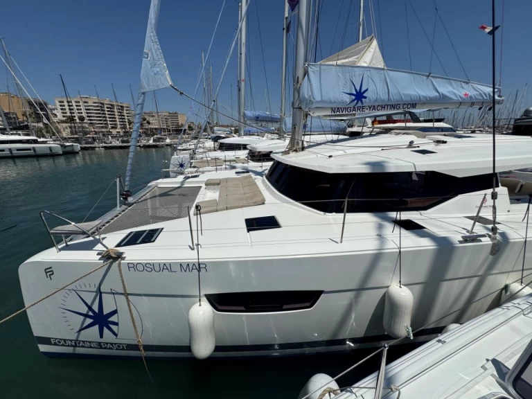 Fountaine Pajot Astrea 42 między profesjonalistami a osobami prywatnymi w Palma de Mallorca