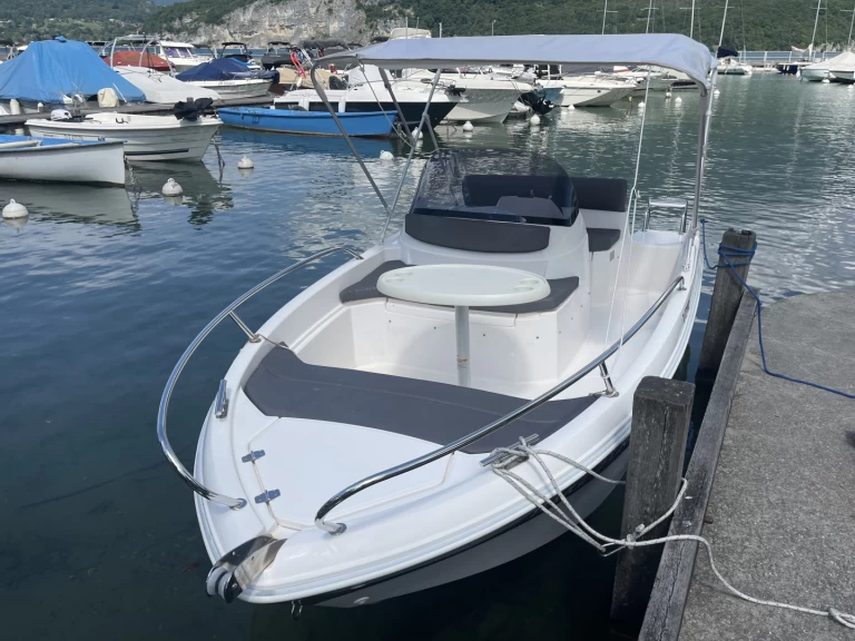 Wynajmij AM Yacht Titanium 460 w Sevrier