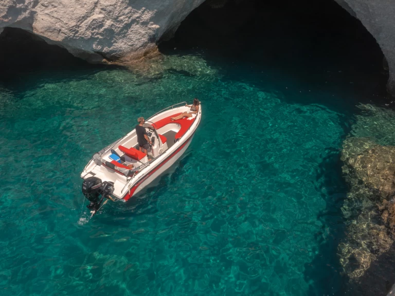 Poseidon BLU WATER 185 między profesjonalistami a osobami prywatnymi w Mílos