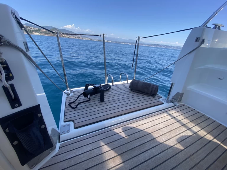 Wynajem Motorówka Jeanneau z patentem 