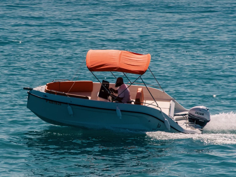 Bey Yacht 18 między profesjonalistami a osobami prywatnymi w Puerto Marina Benalmadena