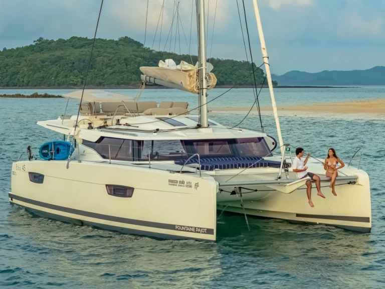 Fountaine Pajot Elba 45 między profesjonalistami a osobami prywatnymi w Phuket Yacht Haven Marina