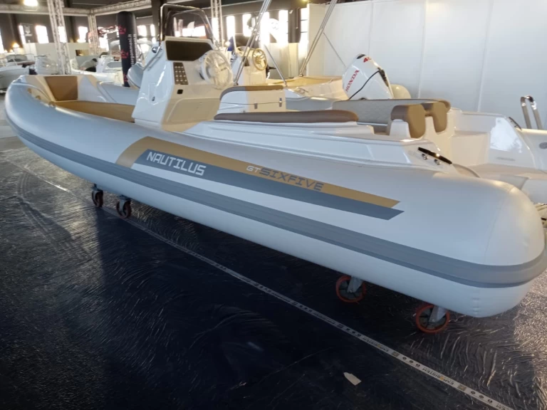 Łódż półsztywna do wynajmu w Villaggio San Teodoro w najlepszej cenie