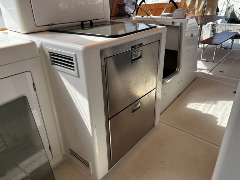 Jeanneau Sun Loft 47 między profesjonalistami a osobami prywatnymi w Gouvia