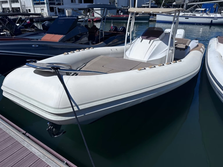 Łódż półsztywna do wynajmu w Cogolin w najlepszej cenie