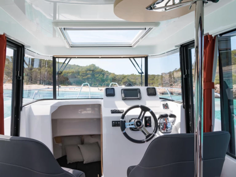 Bénéteau Barracuda 8 między profesjonalistami a osobami prywatnymi w Puerto Deportivo Marina de Santander