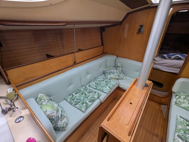 Bénéteau Oceanis 350 między profesjonalistami a osobami prywatnymi w Port de Penerf