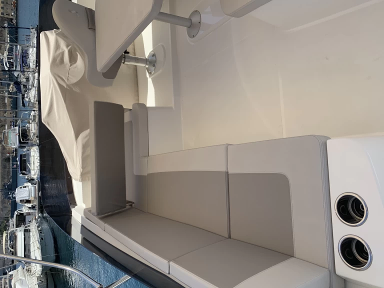 Wynajem Motorówka Bénéteau z patentem 