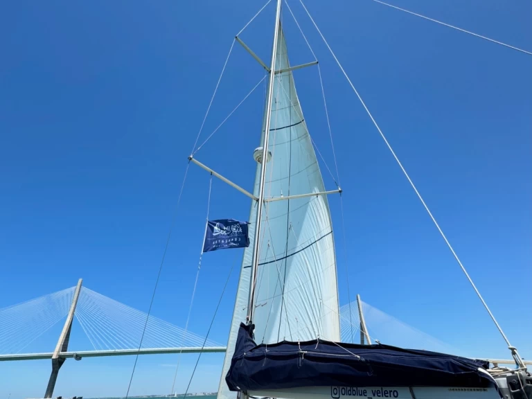 Wynajem Żaglowiec Jeanneau z patentem 