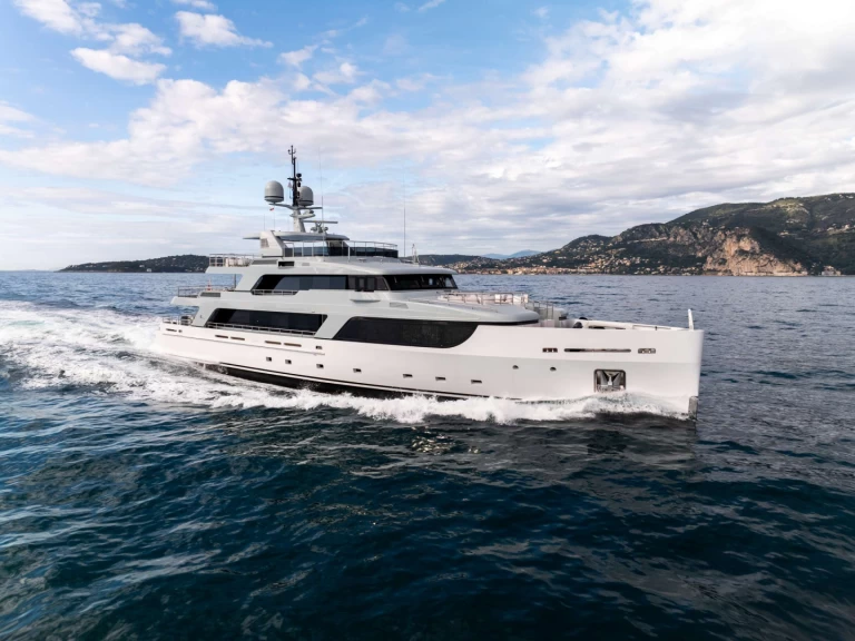 Wynajem Luksusowy jacht Codecasa z patentem 