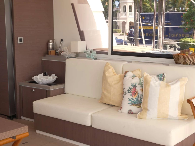 Wynajem łodzi Nassau tanio ZURI 3