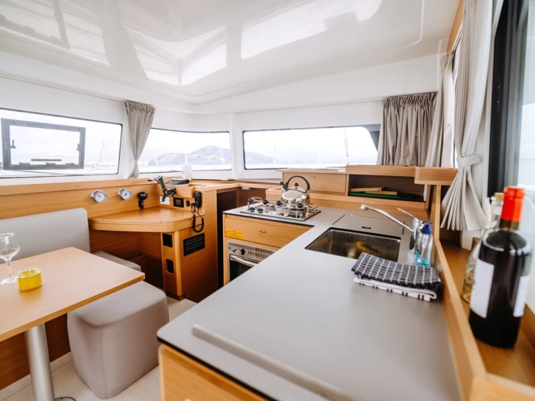 Excess Excess 11 między profesjonalistami a osobami prywatnymi w Deme of Volos