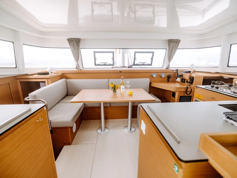 Excess Excess 11 między profesjonalistami a osobami prywatnymi w Deme of Volos