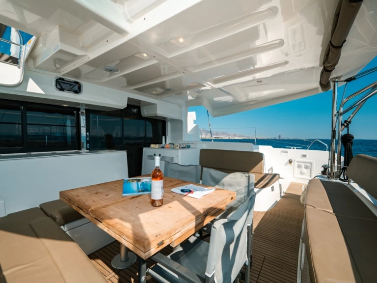 Wynajmij Lagoon Lagoon 46 w Alimos